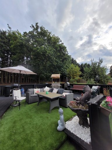 Nice relaxing area while the children jump and gallop